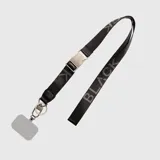 Lanyard para celular de cinta negra con logo estampado en gris, cuenta con hebilla metálica de cierre rápido y adaptador universal para carcasa de teléfono, desmontable para usar como llavero.