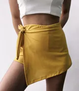 Short pollera amarillo mostaza con lazo lateral.