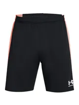 Short deportivo Under Armour de la línea Challenger, color negro con detalles laterales en color salmón. Confeccionado en tejido de punto ligero y de secado rápido, cuenta con cintura elástica con cordón interno y logo de la marca estampado en el bajo.