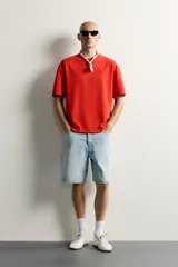 Camiseta relaxed fit de algodón color rojo, con cuello redondo y manga corta.