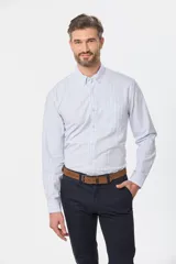 Camisa de hombre de manga larga, confeccionada en tela Oxford a rayas celestes y blancas.