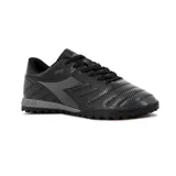 Championes de fútbol Diadora modelo Skipper TF, color negro con detalles en gris. Presentan un diseño texturizado en la parte frontal y lateral, con suela multitaco diseñada para césped sintético.