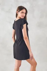 Vestido corto negro de algodón con mangas cortas con volados.