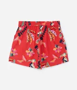 Short rojo con estampado de bananas y cocoteros, con elástico en la espalda, trabillas en la cintura, pliegues delanteros y bolsillos laterales.
