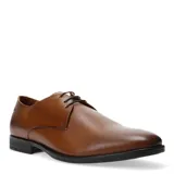 Zapato de vestir tipo derby para hombre, confeccionado en cuero color tostado, con cierre de cordones y suela de goma negra.
