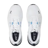 Championes Puma Anzarun 2.0, color blanco con detalles en azul claro y azul marino. Presentan un diseño de malla transpirable, cordones blancos, logo de Puma en negro en el lateral y suela de goma con amortiguación.