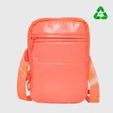 Cartera tipo crossbag de diseño acolchado color rosado, con dos compartimentos con cierre y correa ajustable y removible. Fabricada con materiales reciclados.