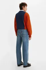 Jeans de corte holgado y tiro medio, confeccionados en denim de algodón con un ligero toque de elastano. Presentan un lavado medio clásico, diseño de cinco bolsillos y cierre frontal con botón y cremallera.