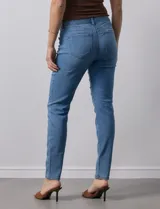 Jean elastizado de tiro medio, corte skinny, color celeste.