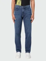 Pantalón de jean azul de corte recto.