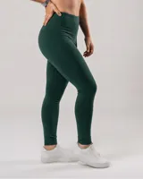 Calza larga chupín de tiro alto, color verde oscuro, confeccionada en algodón y lycra opaca. Presenta una faja doble tela sin elástico superior para mayor sujeción.