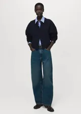 Cardigan de punto de corte recto y diseño clásico, con cuello redondo y cierre frontal mediante botones. Presenta mangas largas y un tejido de punto medio.