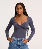 Body manga larga color gris con escote en V y busto torcido.