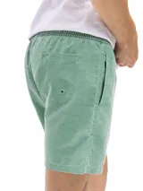 Short de baño rosado con estampado de rombos, cintura elastizada con cordón ajustable, bolsillos laterales y trasero.