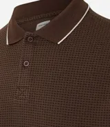 Polo de manga corta marca Marfinno, confeccionada en tejido de algodón con textura tipo waffle. Presenta cuello solapa con detalle de línea en contraste y cierre frontal con botones.