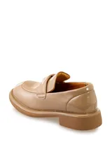 Mocasín color beige acharolado con suela baja.