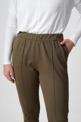 Pantalón babucha verde oliva con cintura elástica y corte slim fit.