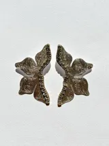 Par de aros dorados con forma de media flor, con detalle de strass negro y gancho de acero quirúrgico.