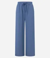 Pantalón celeste de corte recto, confeccionado en tejido orly con elástico y lazo en la cintura.