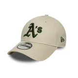 Gorra color beige con el logo de los Oakland Athletics bordado en verde en el frente y el logo de New Era bordado en verde en el lateral.