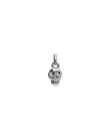 Dije plateado en forma de calavera con gancho para colgar.