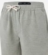 Bermuda de sarga con estampa rayada en color gris, de corte recto y largo por encima de la rodilla. Posee cintura elástica ajustable mediante cordón blanco y bolsillos laterales.