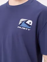 Remera de corte holgado color blanco, con estampa gráfica en la espalda que incluye el logo de la marca en tonos azul y gris.