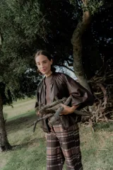 Campera tipo bomber color chocolate, con cierre frontal, cuello redondo tejido y mangas abullonadas.