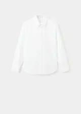 Camisa de popelín color blanco, de manga larga, con cierre frontal de botones y cuello camisero con solapa.