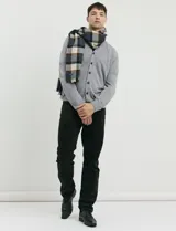 Cardigan de punto con escote en V, cierre frontal con botones, manga larga y detalles de tejido menguado en las sisas.
