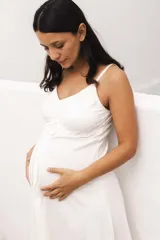 Camisón de lactancia negro de algodón, con sistema de broches en los breteles para acceso de lactancia, copas adaptables y detalles de costuras fruncidas.