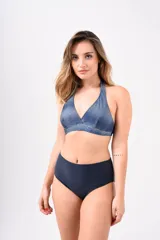 Conjunto de bikini con corpiño triangular con estampado abstracto en tonos violeta, rosa y negro, y bombacha tiro alto negra.