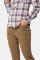 Pantalón de corte recto confeccionado en pana con spandex, que ofrece elasticidad y un ajuste cómodo. Presenta un diseño clásico de cinco bolsillos con cierre frontal y botón.