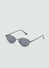 Gafas de sol con montura metálica fina de diseño ovalado y lentes oscuras.