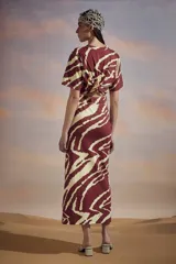 Falda midi de algodón con estampado de cebra en rojo y blanco, corte recto y abertura lateral.