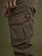 Pantalón cargo negro con bolsillos laterales con solapa, corte ajustado y tobillos elastizados.