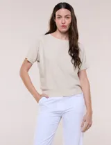 Buzo de tejido fino Allie Rose, color beige, con diseño de rombos calados, cuello redondo y manga corta.