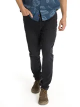 Jeans de corte slim fit en color negro, con diseño clásico de cinco bolsillos, cierre de cremallera y botón metálico.