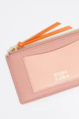 Monedero Bimba y Lola de piel vacuna con textura granulada, color verde menta. Presenta cierre con cremallera, tirador de cordón en color naranja, tarjetero exterior y logo de la marca grabado en dorado.