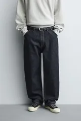 Jeans de hombre relaxed straight fit, color azul oscuro, confeccionados en denim rígido sin prelavados. Presentan cinco bolsillos, bolsillos plastrón y tira multifunción en las perneras. Cierre frontal con cremallera y botón.
