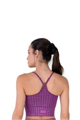 Top deportivo de mujer Everlast con estampado houndstooth en tonos grises y negros, escote con tiras cruzadas y finos breteles ajustables.