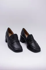 Mocasines clásicos de cuero color negro, con detalle de antifaz y tacón bloque.