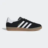 Championes Adidas Gazelle Indoor negros de gamuza con las tres tiras blancas y suela de goma color caramelo.