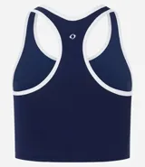 Top deportivo sin copa, color azul marino, con escote en U y espalda tipo nadador. Presenta ribetes contrastantes blancos en el escote y los bordes de las sisas.