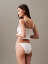 Bombacha bikini blanca de algodón y elastano, con laterales de cuerda y cintura elástica con logo Calvin Klein.