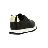 Zapatilla deportiva Vizzano de mujer, color blanco, con cordones blancos y suela gruesa de goma color beige claro con tacos pronunciados. Presenta un diseño de running retro.