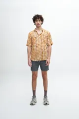 Camisa negra con estampado cachemir en blanco, de manga corta y corte recto.