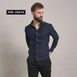Camisa de vestir negra de manga larga, confeccionada en tejido técnico elástico y libre de arrugas, con cuello clásico y cierre frontal de botones.