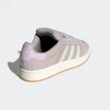 Championes Adidas Campus 00s de estilo urbano, confeccionados en cuero gamuzado color lila. Presentan las icónicas tres franjas laterales en color blanco crema, suela de goma con base color caramelo y detalles en dorado.