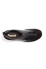 Zapatillas deportivas negras de cuero con cierre dorado en el empeine y suela blanca.